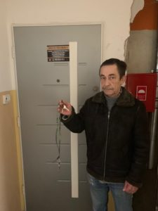 Pani Laura K. opuszcza zajmowane mieszkanie